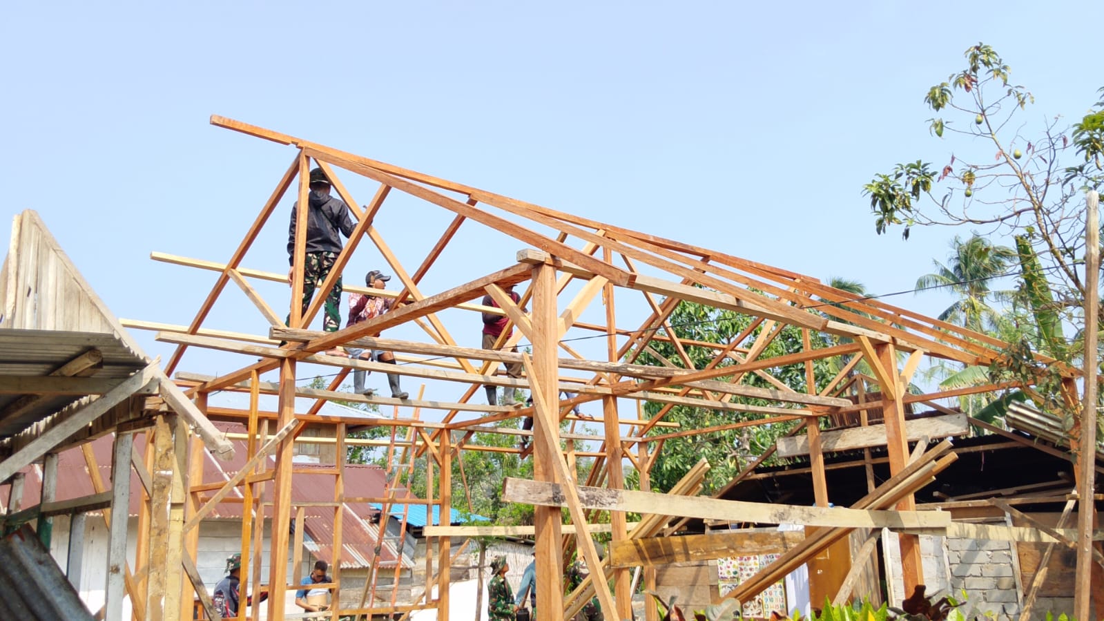 Kemajuan RTLH Bapak Arianto Atan: Kerangka Atap Sudah Mulai Dikerjakan