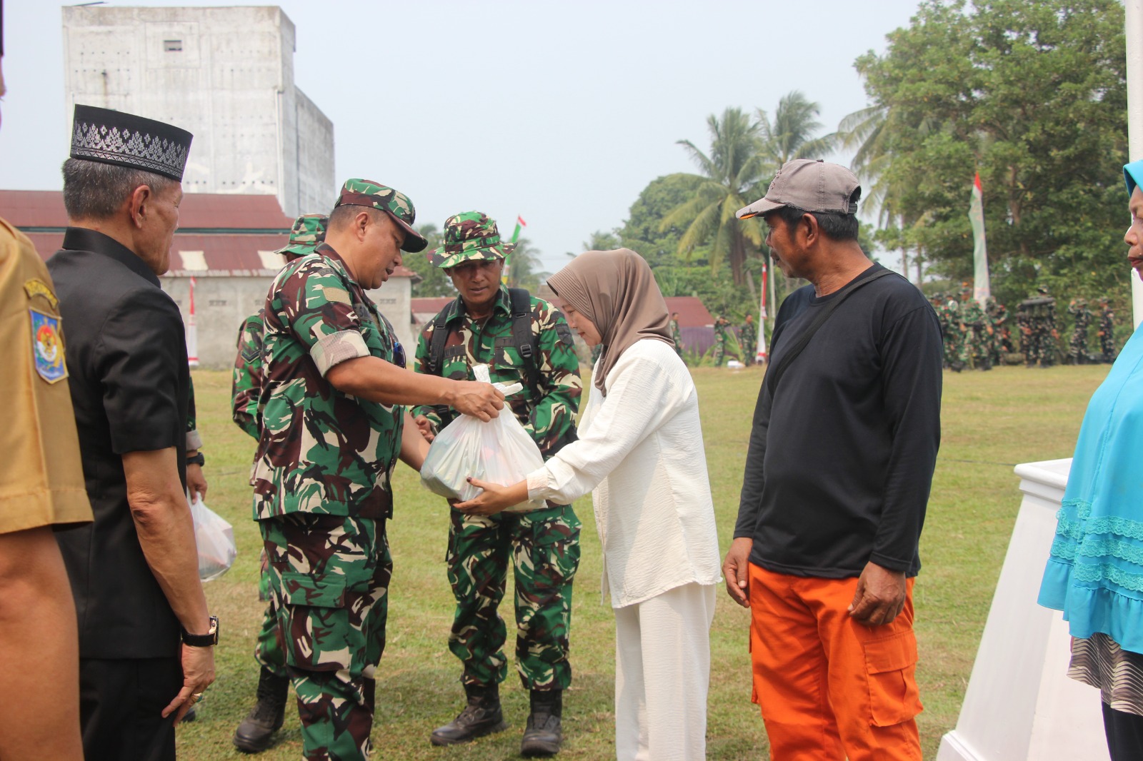 TNI Hadir di Kandang Limun: Support Sosial Lewat Pembagian Sembako