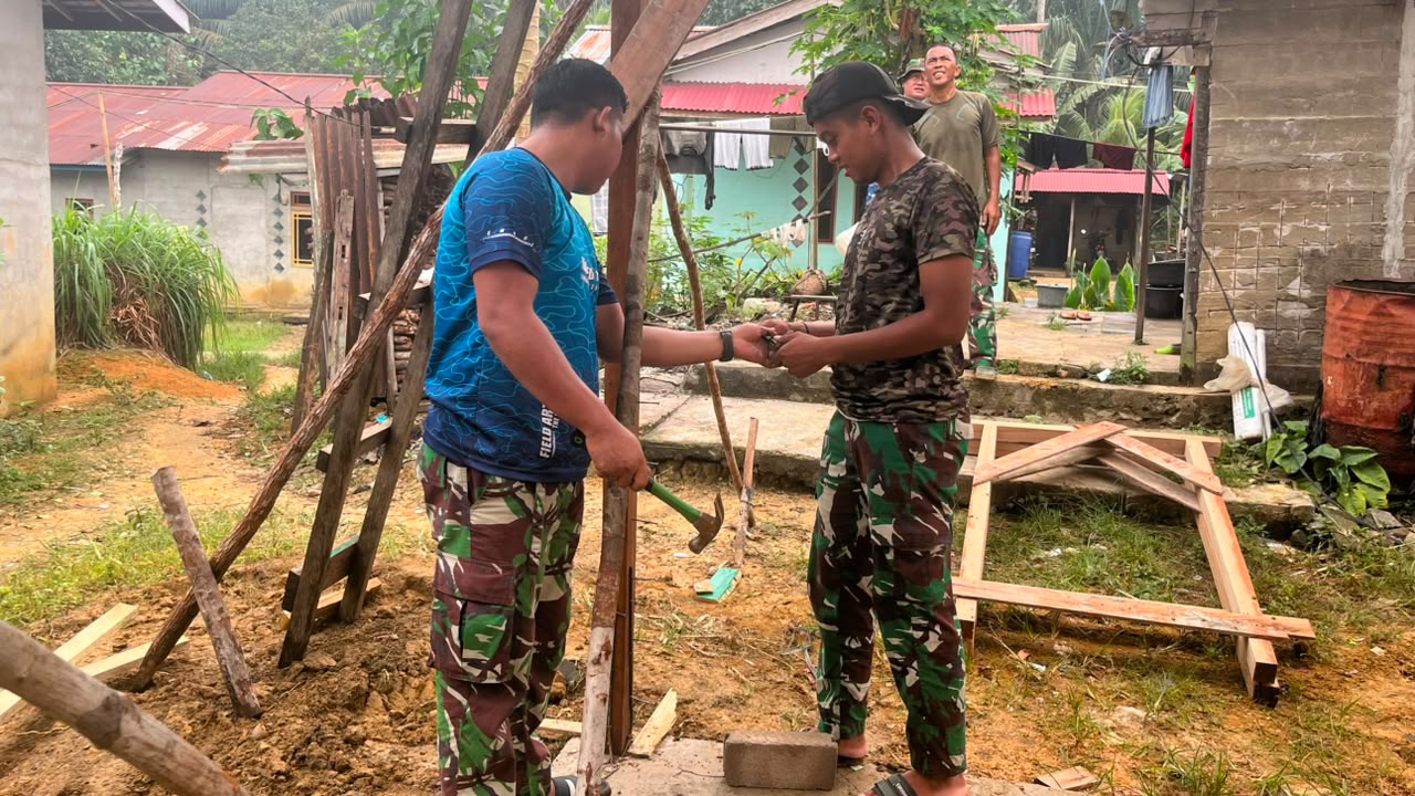 Satgas TMMD Ke-130 Kodim 1210/Landak Hadirkan Kehangatan Melalui Pembangunan Rumah Bu Suhanim
